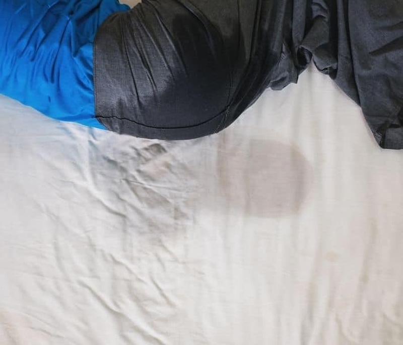 Mắc các vấn đề về nội tiết tố là nguyên nhân xuất hiện tình trạng ngủ mơ đái dầm ở người lớn