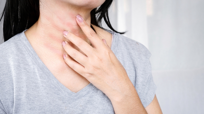 Ngứa da cổ là bệnh gì? Ngứa da cổ có thể do viêm da tiếp xúc