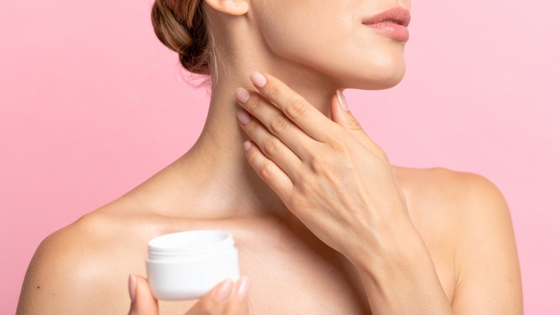 Sử dụng kem dưỡng ẩm phù hợp giúp phục hồi hàng rào bảo vệ da