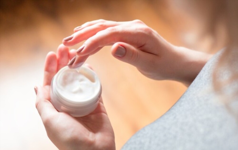 Sử dụng kem dưỡng da giúp giảm viêm, giảm ngứa