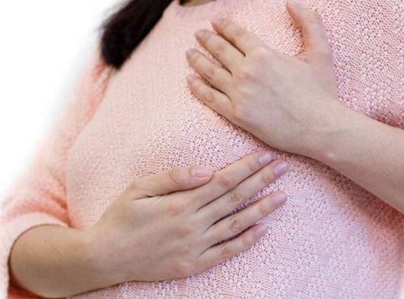 Ngứa đầu ti khiến người bệnh cảm thấy khó chịu và phiền toái