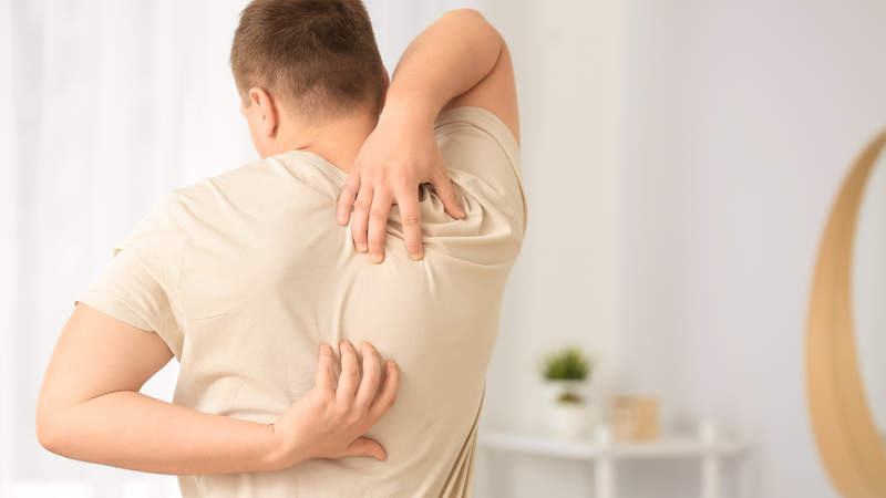 Da có thể bị ngứa rát khi tiếp xúc với các chất gây kích ứng hoặc côn trùng.