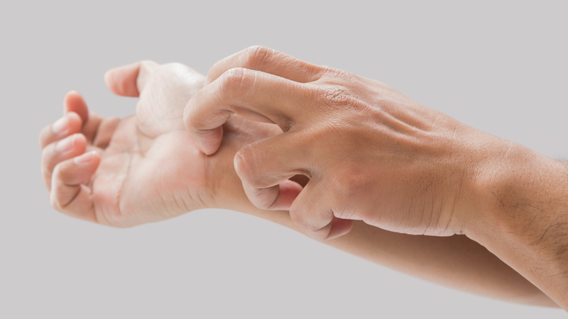 Ngứa rát có thể xuất phát từ da khô, dị ứng, thay đổi nội tiết tố hoặc bệnh lý toàn thân.