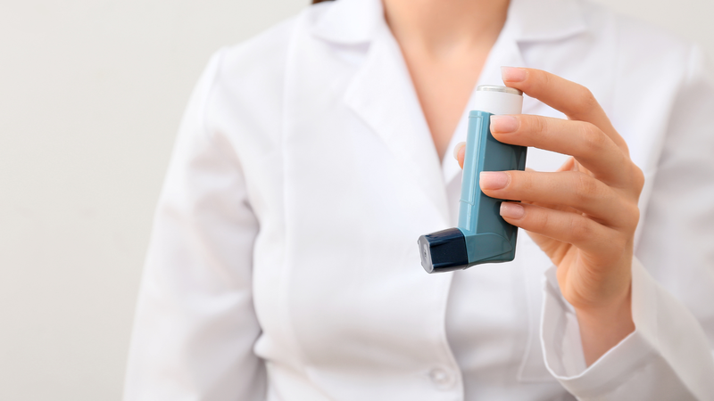 Để giảm thiểu rủi ro khi sử dụng corticoid, ưu tiên sử dụng corticoid dạng hít thay vì dạng uống khi có thể