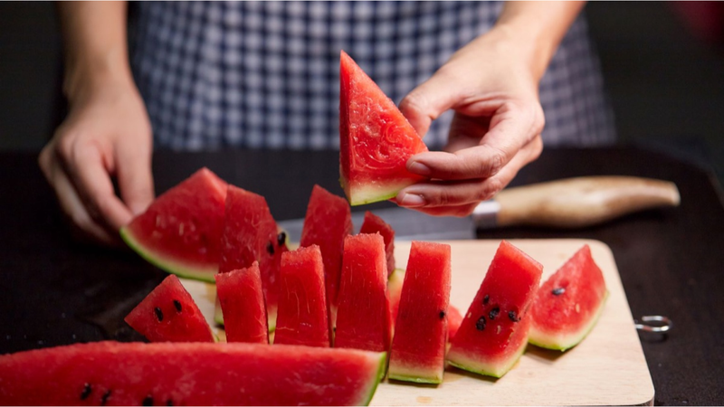 Người bị axit uric cao có nên ăn đào, nhãn hay dưa hấu không? 1