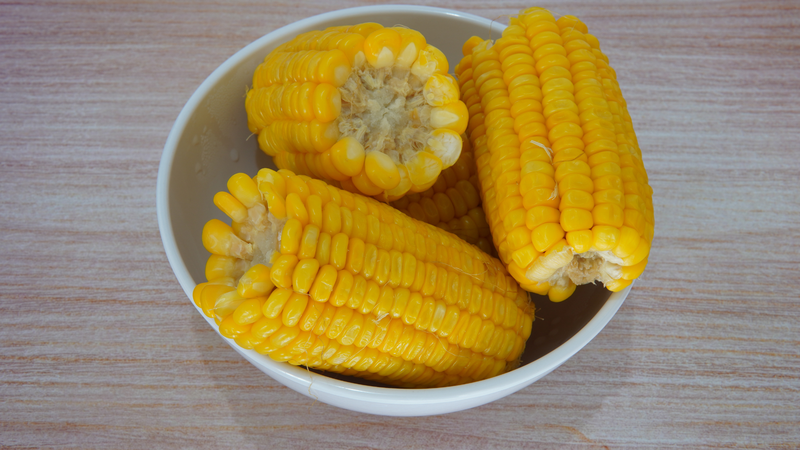 Về cách chế biến, bắp luộc hoặc hấp là lựa chọn tốt hơn cho người tiểu đường