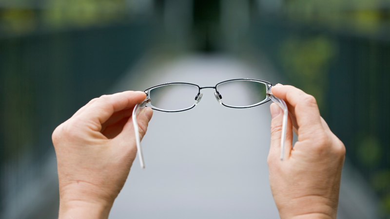 Người bị cận 4 độ có nên đeo kính thường xuyên hay không? 1