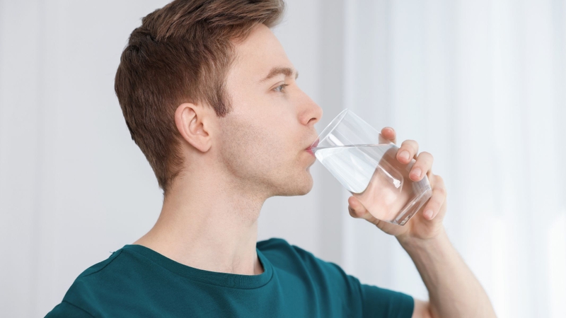 Duy trì lượng nước khoảng 2-2,5 lít/ngày giúp tăng lọc cầu thận và đào thải acid uric