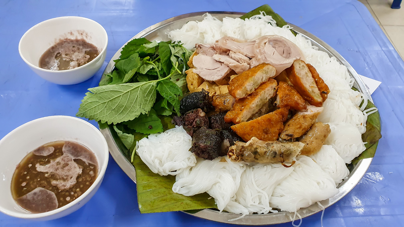 Mắm tôm đậm vị, thực phẩm chiên rán và các loại gia vị đi kèm có thể làm cổ họng khó chịu hơn