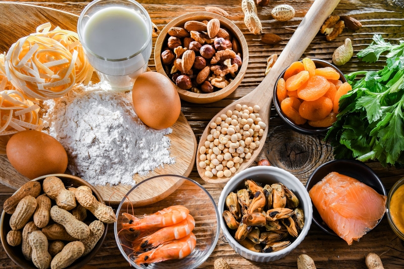 Bị mụn mủ kiêng ăn gì? Nếu có tiền sử dị ứng nên kiêng ăn các thực phẩm có nguy cơ dị ứng cao