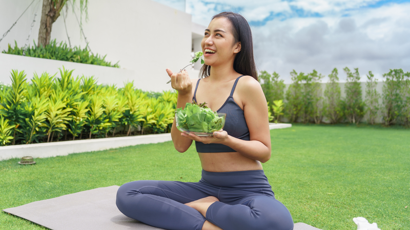 Kiểm soát cân nặng thông qua ăn uống, vận động hợp lý sẽ giúp giảm áp lực lên thận