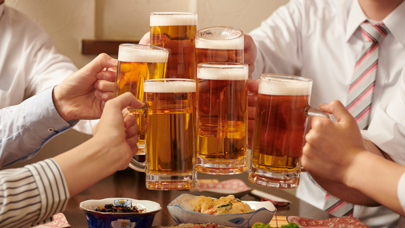 Việc uống rượu bia trong bữa ăn ngăn chặn quá trình chuyển hóa vi chất tạo máu
