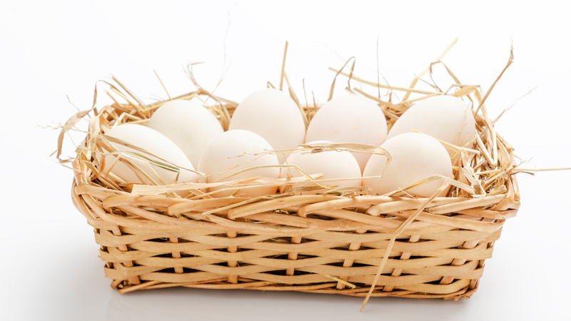 Trứng tươi thường có lớp vỏ cứng, hơi ram ráp