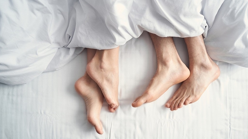 Người bị trĩ có quan hệ đường hậu môn được không? Cách quan hệ an toàn khi bị trĩ 2