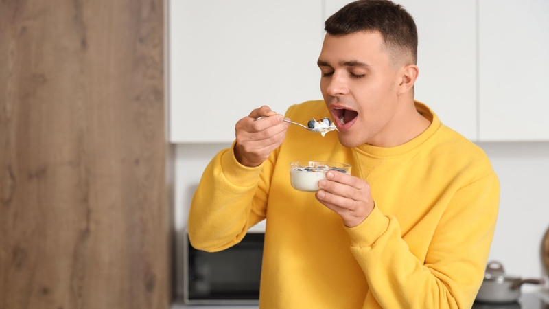 Nên ăn sữa chua sau bữa chính khoảng 30 - 60 phút và ăn với số lượng hợp lý