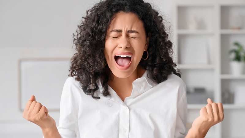 Hạn chế nói to, la hét hoặc sử dụng giọng nói quá lâu