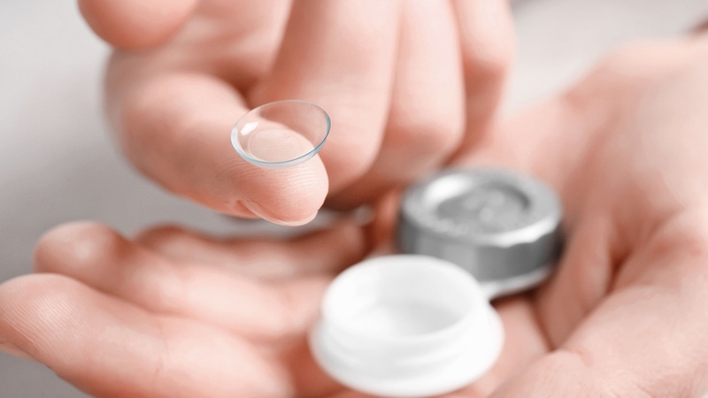 Người cận 4 độ có đeo kính áp tròng được không? 1