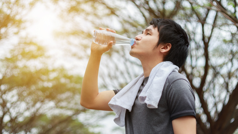 Bổ sung đủ nước và điện giải là cách quan trọng giúp bảo vệ sức khỏe khi lao động ngoài trời mùa hè