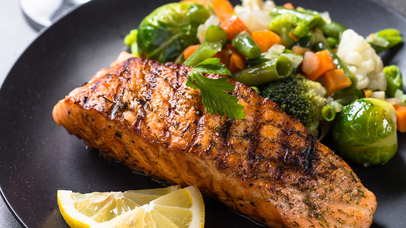 Omega 3 trong cá hồi hỗ trợ cải thiện tuần hoàn máu và giảm co thắt cơ