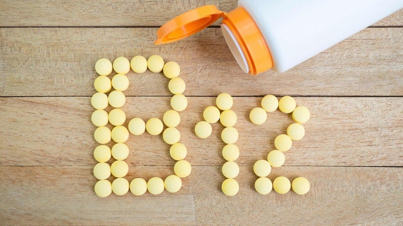 Thiếu máu do thiếu vitamin B12 hoặc B9 sẽ làm tăng độ nhạy cảm của da