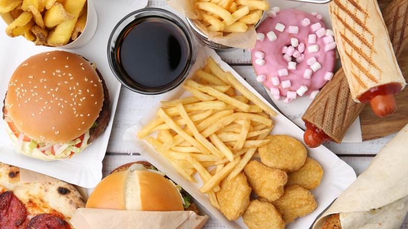 Thường xuyên ăn thực phẩm nhiều dầu mỡ, đường tinh luyện có thể thúc đẩy hình thành mụn nhọt