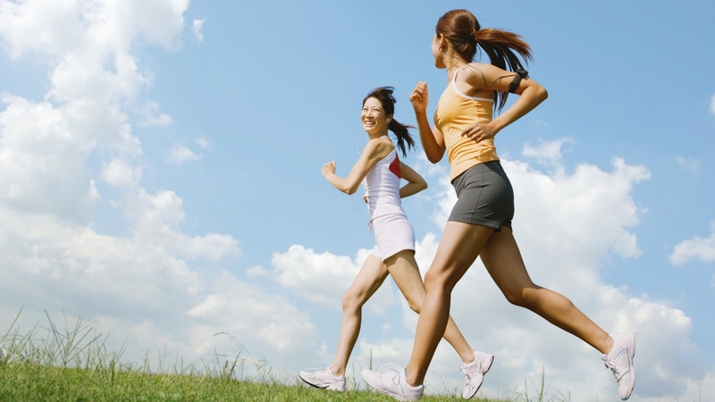 Tập thể dục đều đặn giúp ổn định nội tiết và tăng cường miễn dịch, từ đó giảm nguy cơ hình thành mụn nhọt