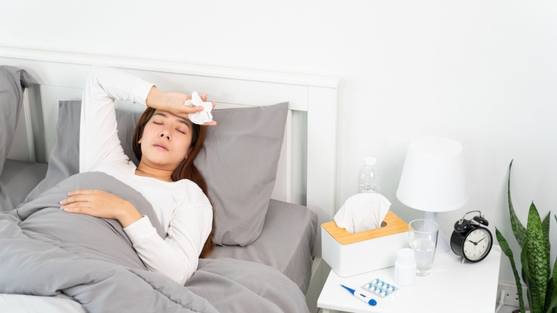 Người mắc cúm nên nghỉ ngơi thay vì cố xông hơi hoặc tập luyện để ra mồ hôi