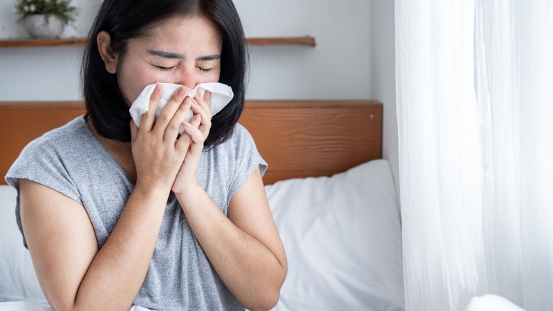 Nghỉ ngơi, uống đủ nước và chăm sóc đúng cách giúp hỗ trợ hồi phục khi mắc cúm