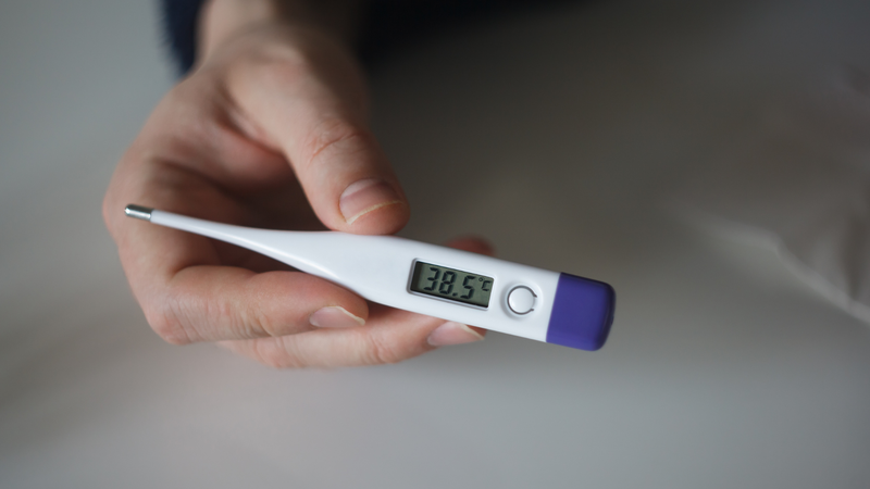 Người lớn sốt 38.5 độ có nguy hiểm không? Nên làm gì để hạ sốt? 1