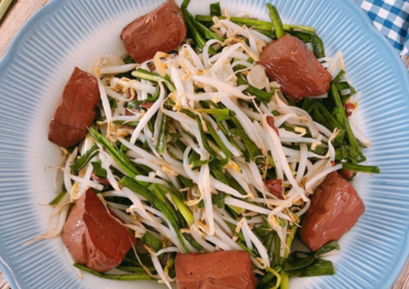 Người mới xăm môi có ăn được tiết lợn không, cần chú ý điều gì khi ăn2