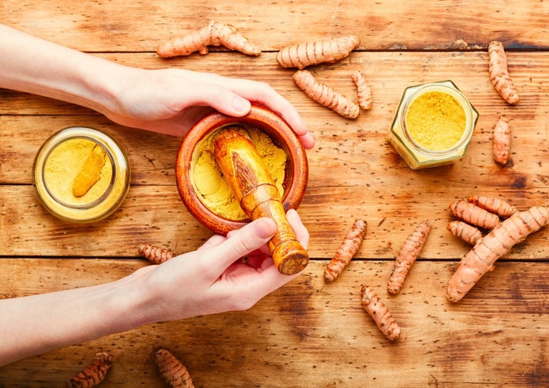 Người xăm môi có uống được tinh bột nghệ không? Những loại nước nên uống1