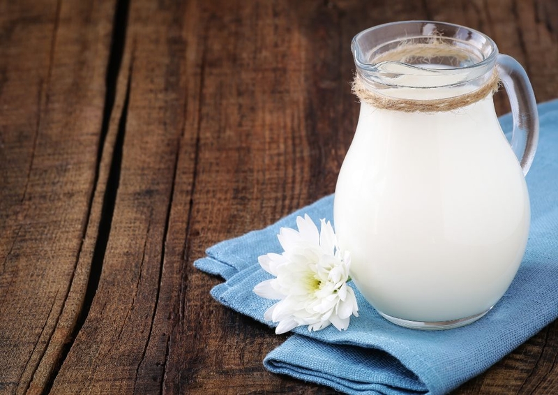 Người xăm môi có uống được tinh bột nghệ không? Những loại nước nên uống3