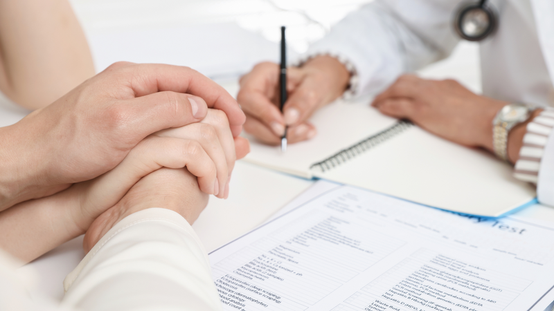 Bạn nên tư vấn trước khi điều trị và theo dõi thai kỳ sau khi chuyển phôi