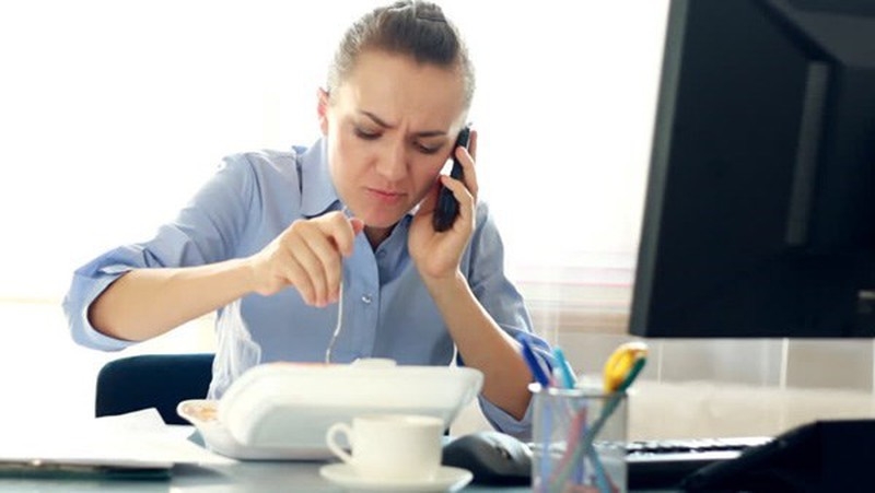 Nguy cơ suy dinh dưỡng khi ăn tại bàn làm việc 1