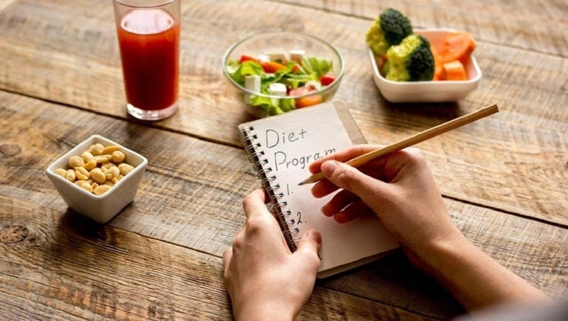 Hạn chế ăn đồ cay, dầu mỡ giúp giảm tình trạng buồn nôn khi đánh răng