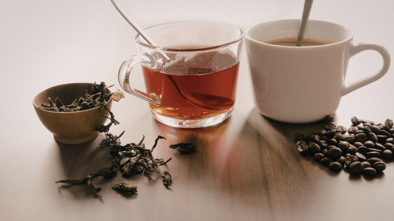Các loại đồ uống như cà phê, trà có thể làm tăng sự tỉnh táo, giảm cảm giác buồn ngủ
