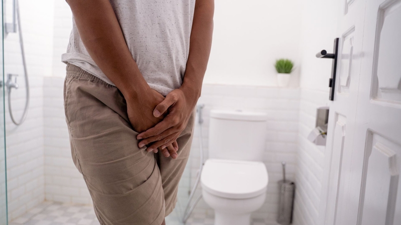 Dương vật có thể sưng to, căng cứng là một trong những dấu hiệu của hoại tử dương vật