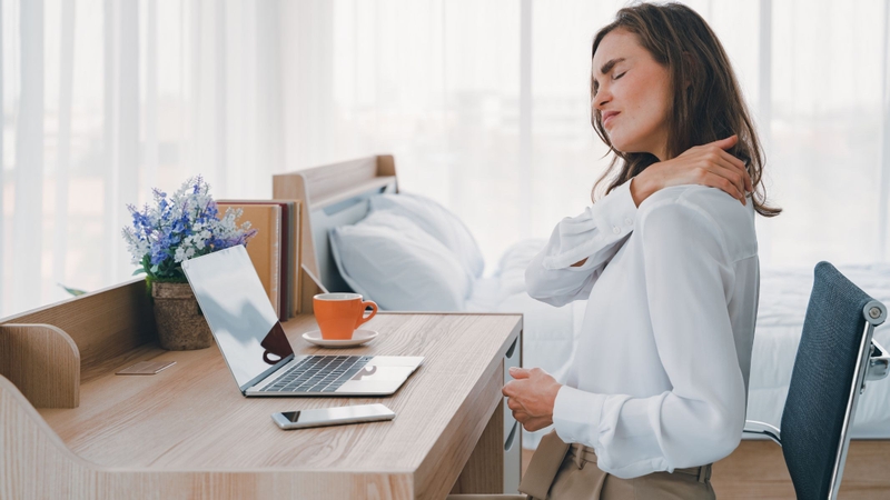 Sai tư thế trong sinh hoạt và làm việc là nguyên nhân đau cổ vai gáy hàng đầu