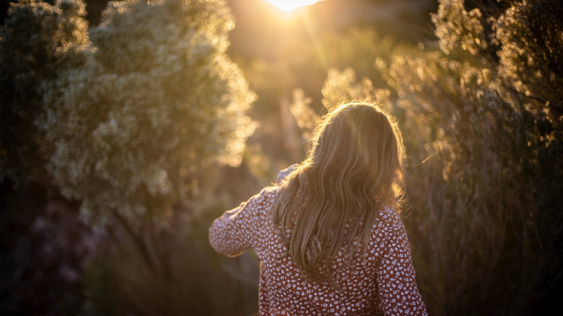 Tiếp xúc ánh nắng gay gắt trong thời gian dài mà không bảo vệ cũng gây đục thủy tinh thể