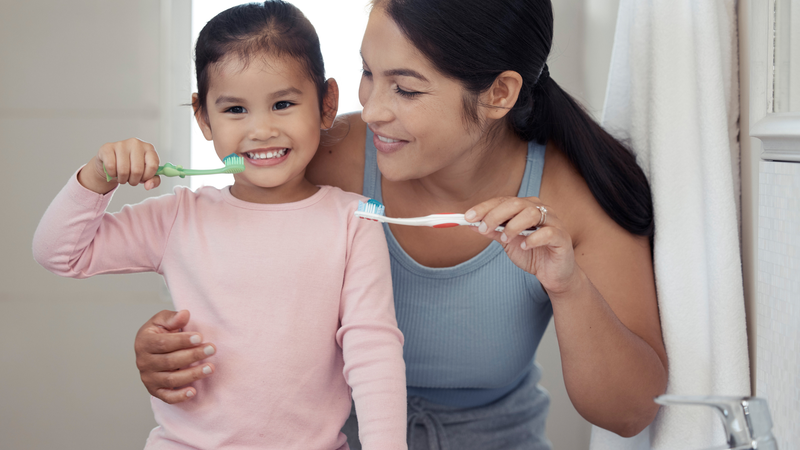 Cha mẹ nên rèn cho bé thói quen vệ sinh răng miệng hằng ngày để ngừa sâu răng