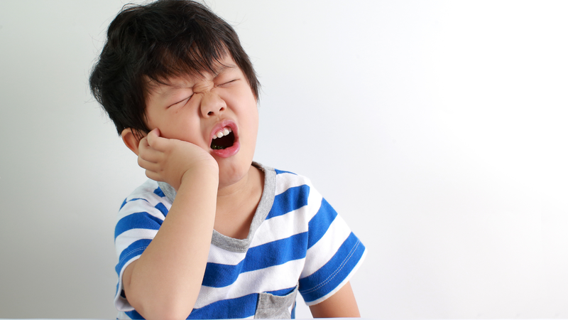 Em bé ăn kẹo bị sâu răng dễ gây đau dữ dội khi lan đến tủy