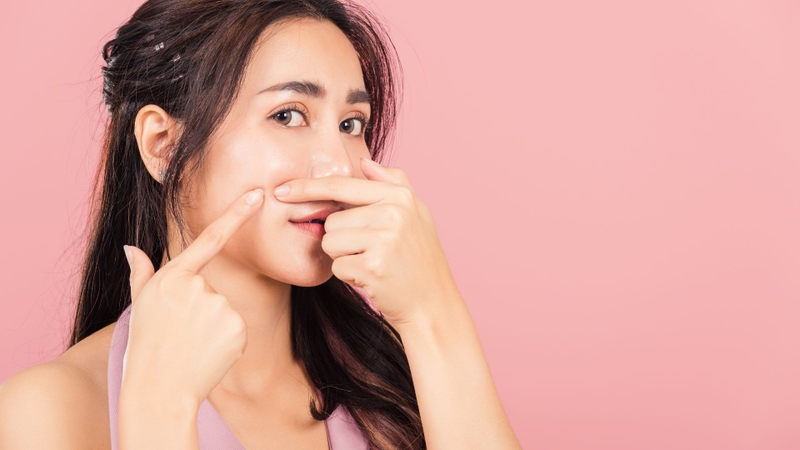 Không nặn mụn, không chạm tay lên mặt để tránh vi khuẩn xâm nhập