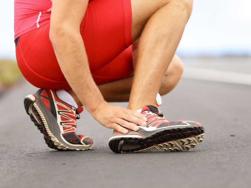 Bong gân là hiện tượng dây chằng ở xung quanh khớp cổ chân bị giãn ra quá mức dẫn đến rách