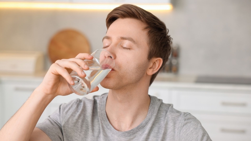 Uống nhiều nước trong thời gian ngắn có thể khiến đi tiểu nhiều lần trong ngày ở nam giới