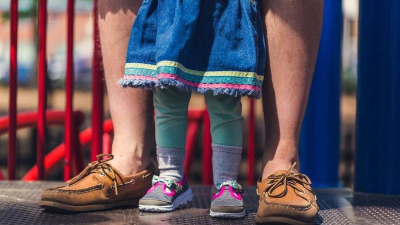 Một số trẻ bị đau nhức ở gan bàn chân, cổ chân hoặc bắp chân sau khi vận động