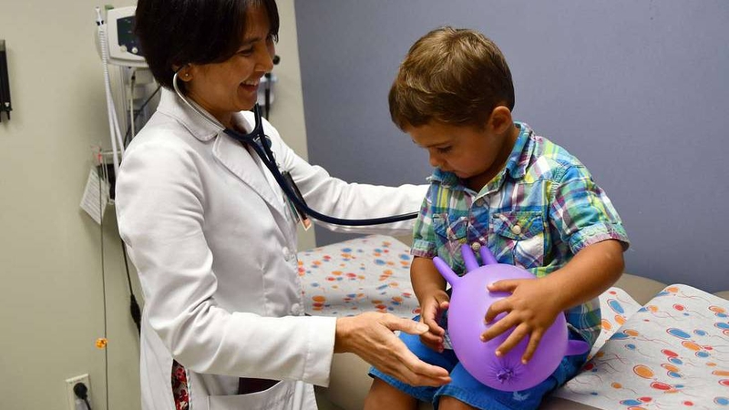 Nếu phát hiện dấu hiệu bất thường, phụ huynh nên đưa trẻ đến cơ sở y tế chuyên khoa