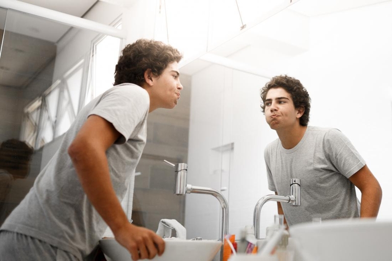 Cách điều trị sưng lợi răng hàm: súc miệng bằng nước muối