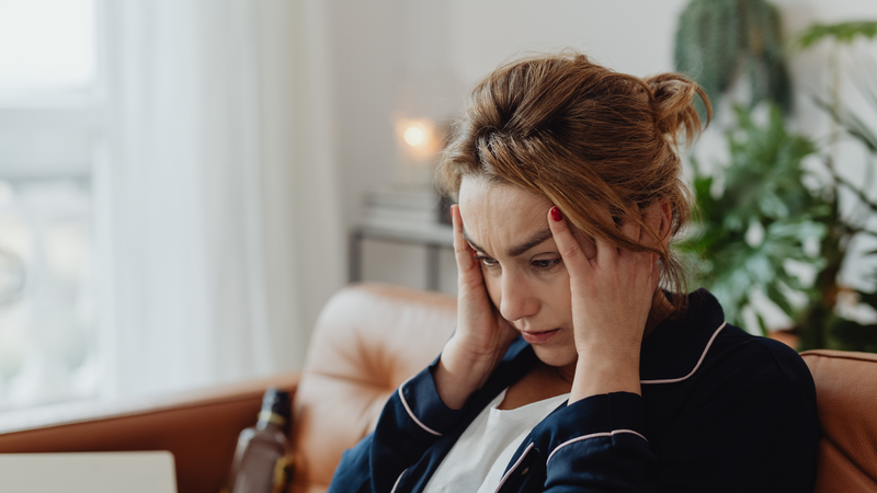 Nguyên nhân gây rụng tóc đỉnh đầu ở nữ giới là gì? Cách ngăn ngừa rụng tóc ở phụ nữ 1