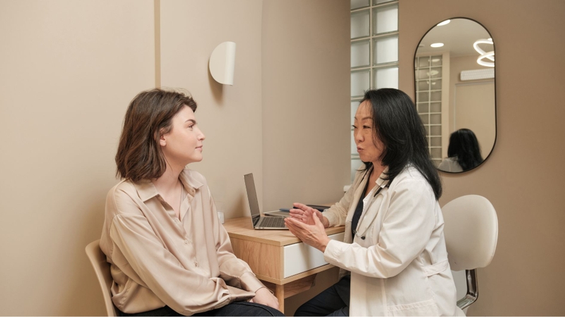 Cần thăm khám bác sĩ khi quầng thâm mắt kèm theo dấu hiệu bất thường