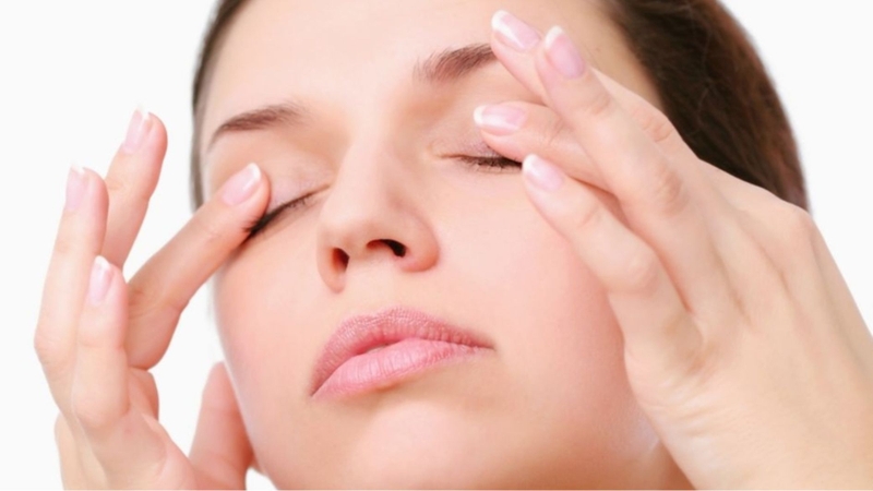 Massage mắt đúng cách hỗ trợ giảm thâm mắt